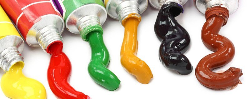 Tubetti di tempera con colori rosso, verde, giallo, nero e marrone spremuti.